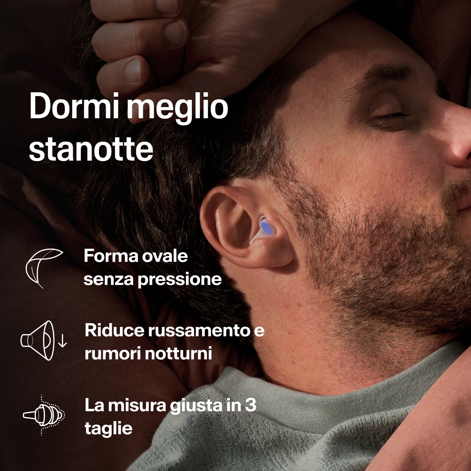 Uomo che dorme sul fianco con un tappo Alpine SleepDeep taglia L contro russamento e rumori notturni