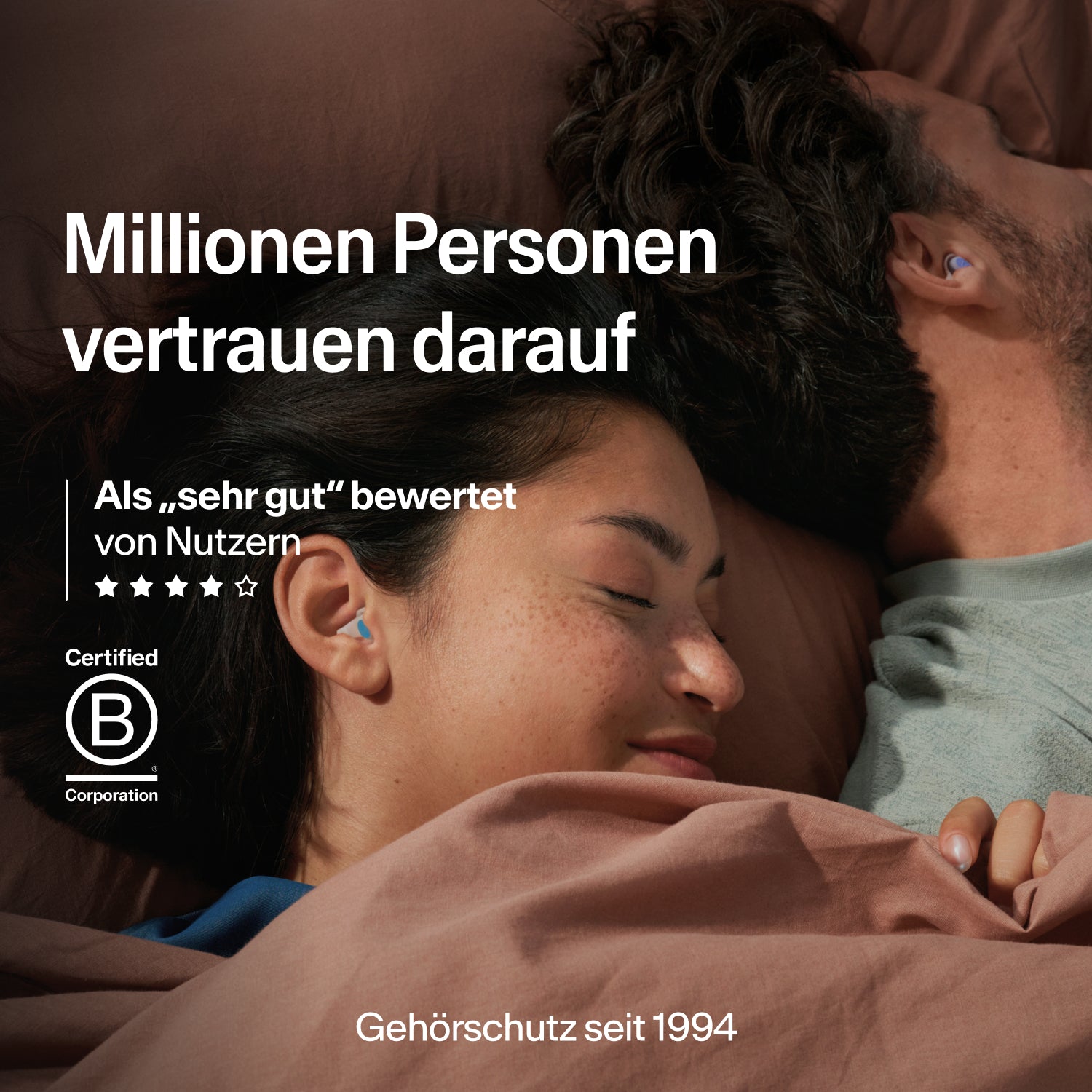 Schlafendes Paar mit Alpine SleepDeep Ohrstöpseln in Größe M, von Millionen geschätzt, B Corp zertifiziert, Gehörschutz seit 1994