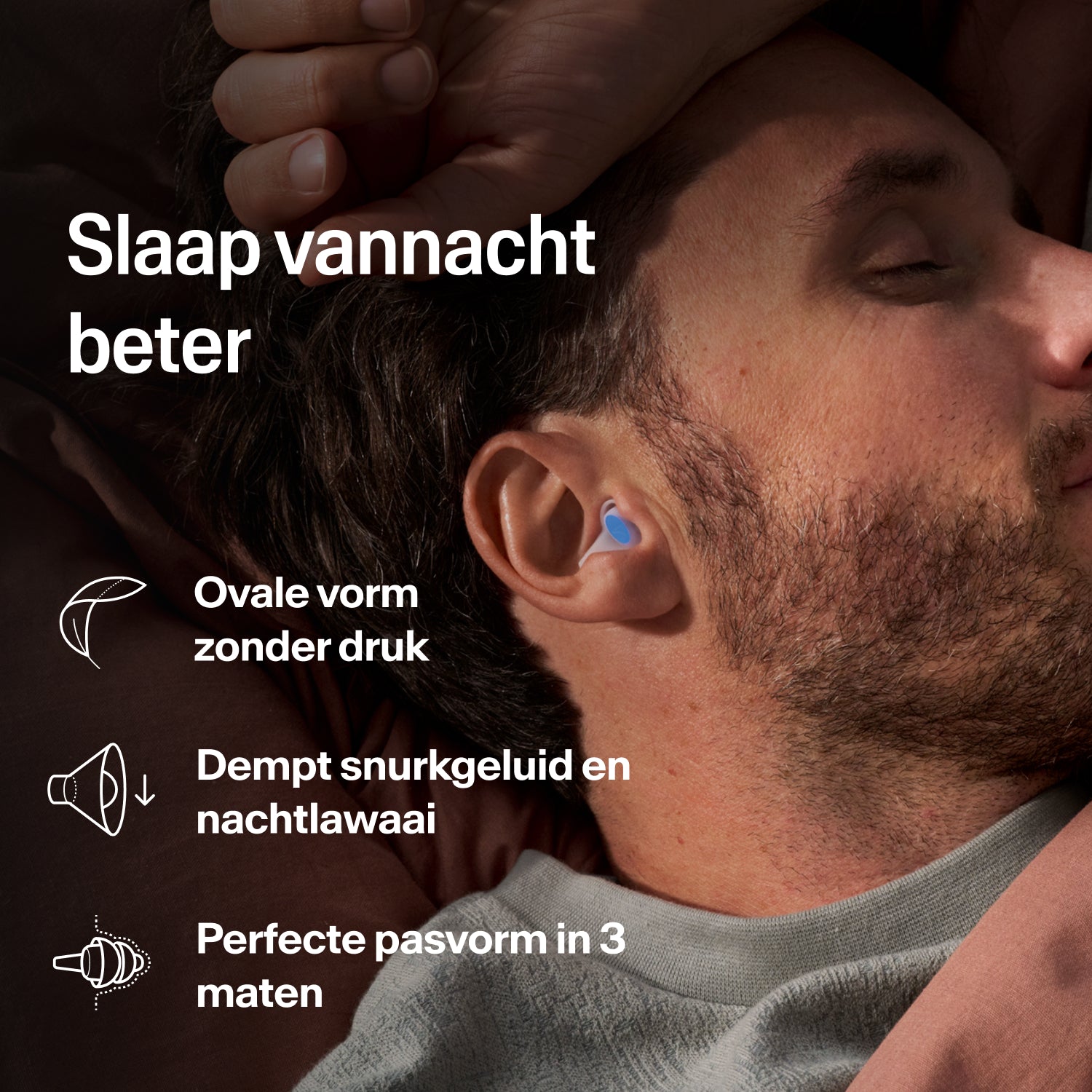 Man slaapt op zijn zij met een Alpine SleepDeep oordopje in maat M tegen gesnurk en nachtlawaai