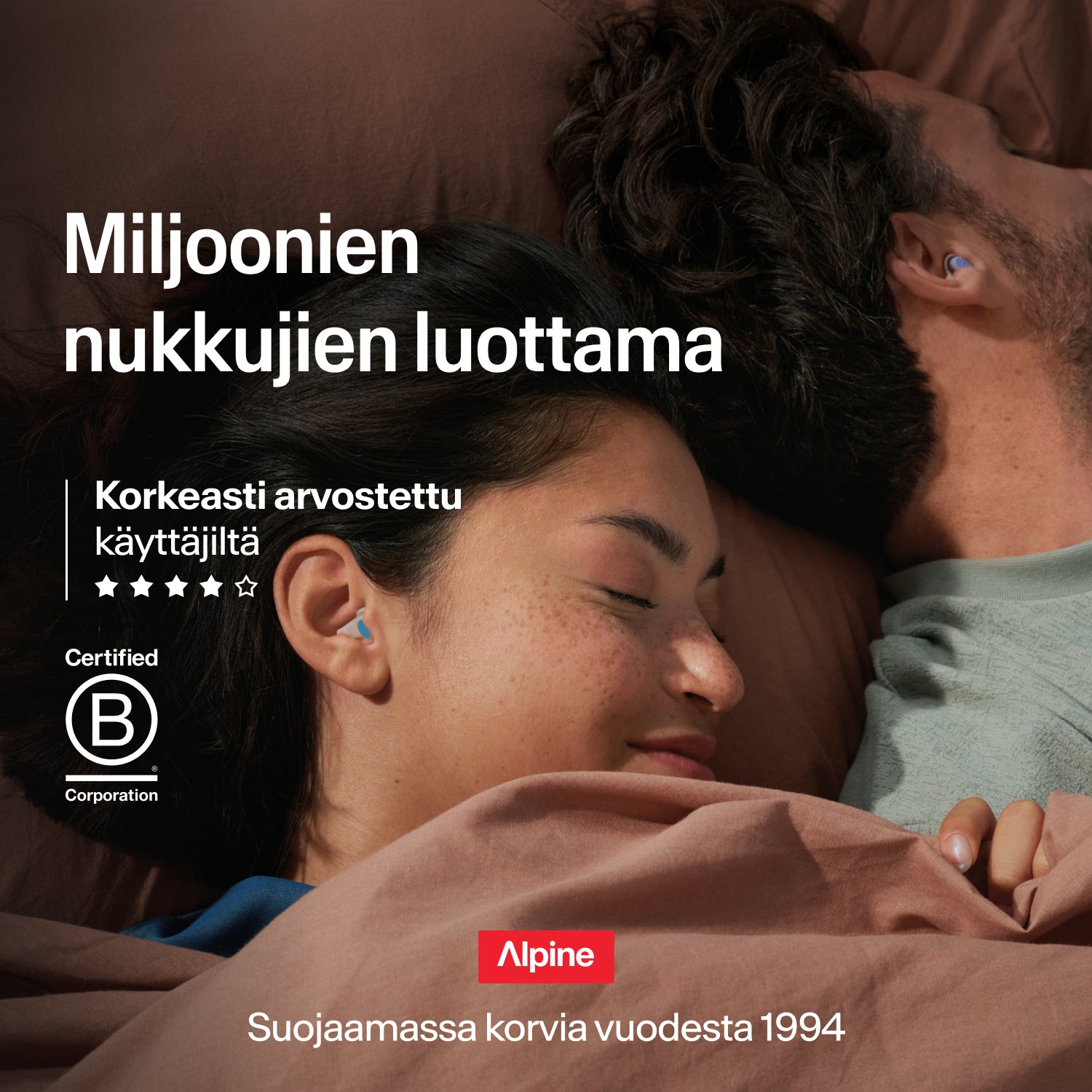 Nukkuva pariskunta käyttää Alpine SleepDeep Multisize -korvatulppia, miljoonien luottama, B Corp -sertifioitu, korvansuojausta vuodesta 1994