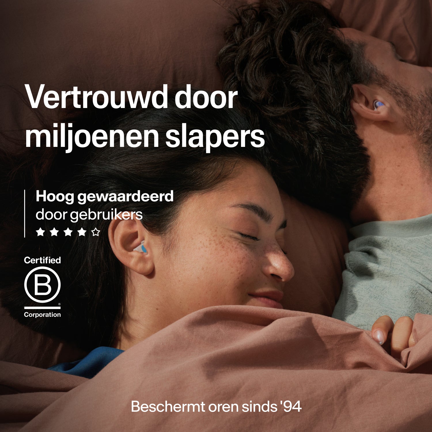 Slapend stel met Alpine SleepDeep oordopjes in maat M, vertrouwd door miljoenen, B Corp-gecertificeerd, oorbescherming sinds 1994