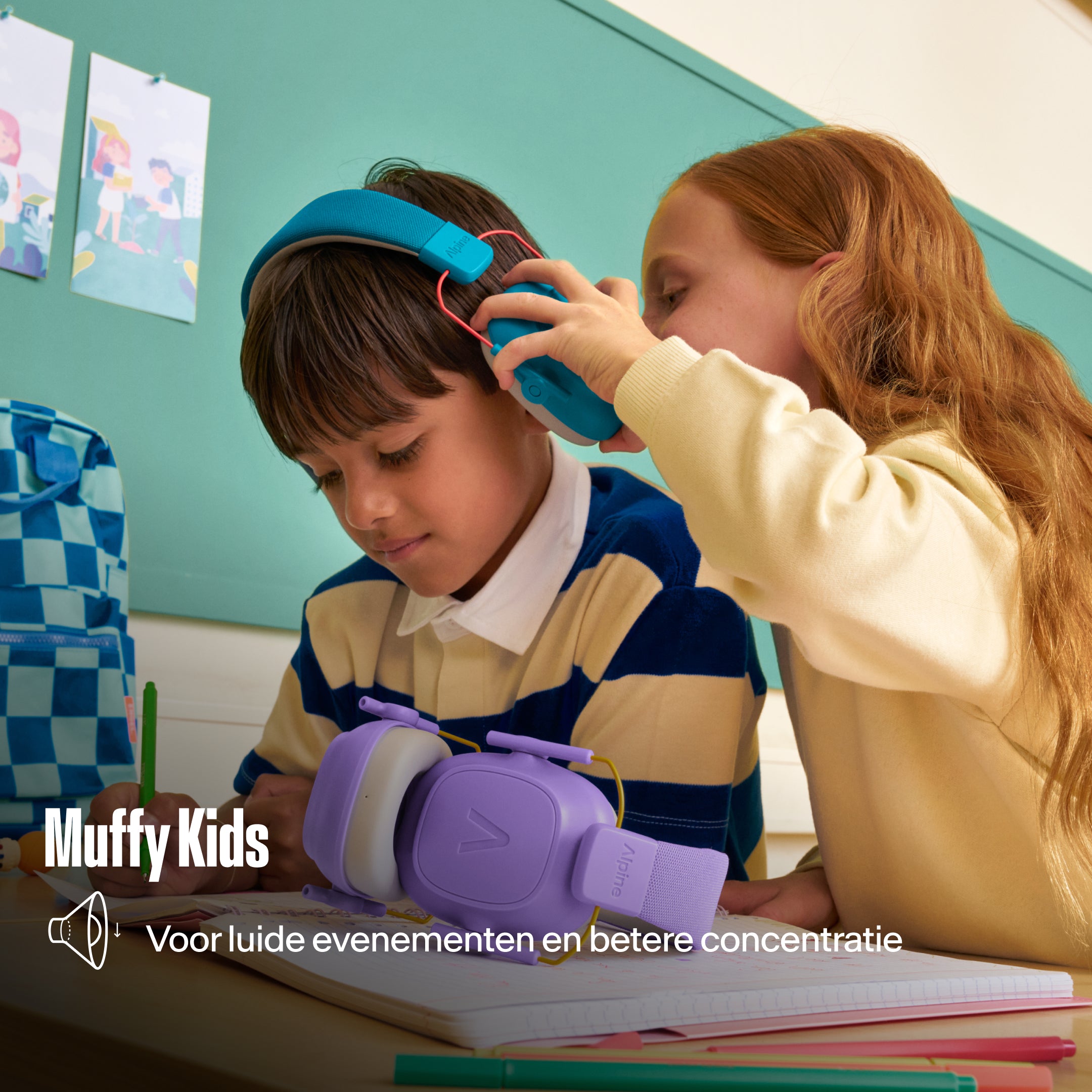 Alpine Muffy Kids oorkappen die een meisje bij een jongen opzet aan een schoolbank, met de tekst &