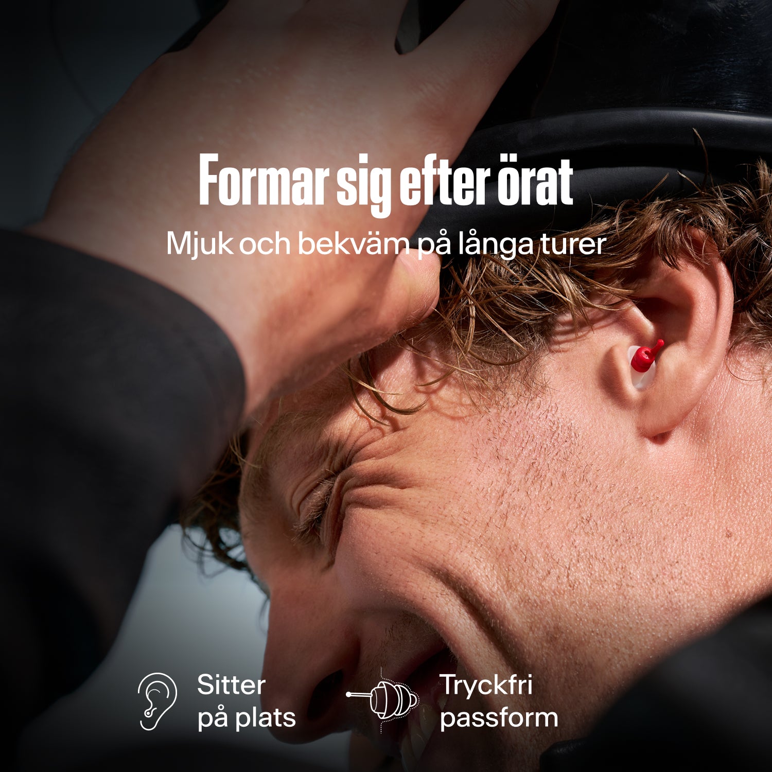 Motorcyklist med en Alpine MotoSafe Sport öronpropp tar på sig hjälmen, med texten &