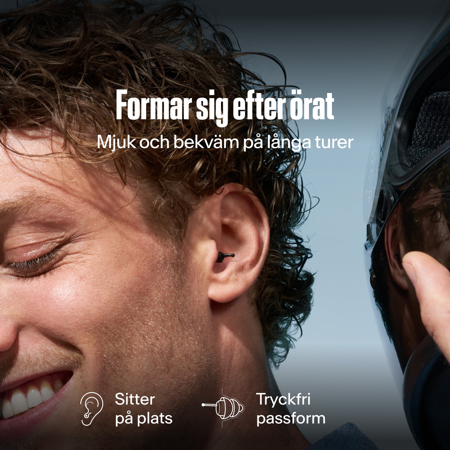 Man med en Alpine MotoSafe Tour öronpropp i örat bredvid en hjälm, text "Mjuk och bekväm på långa turer", "Sitter på plats", "Tryckfri passform"