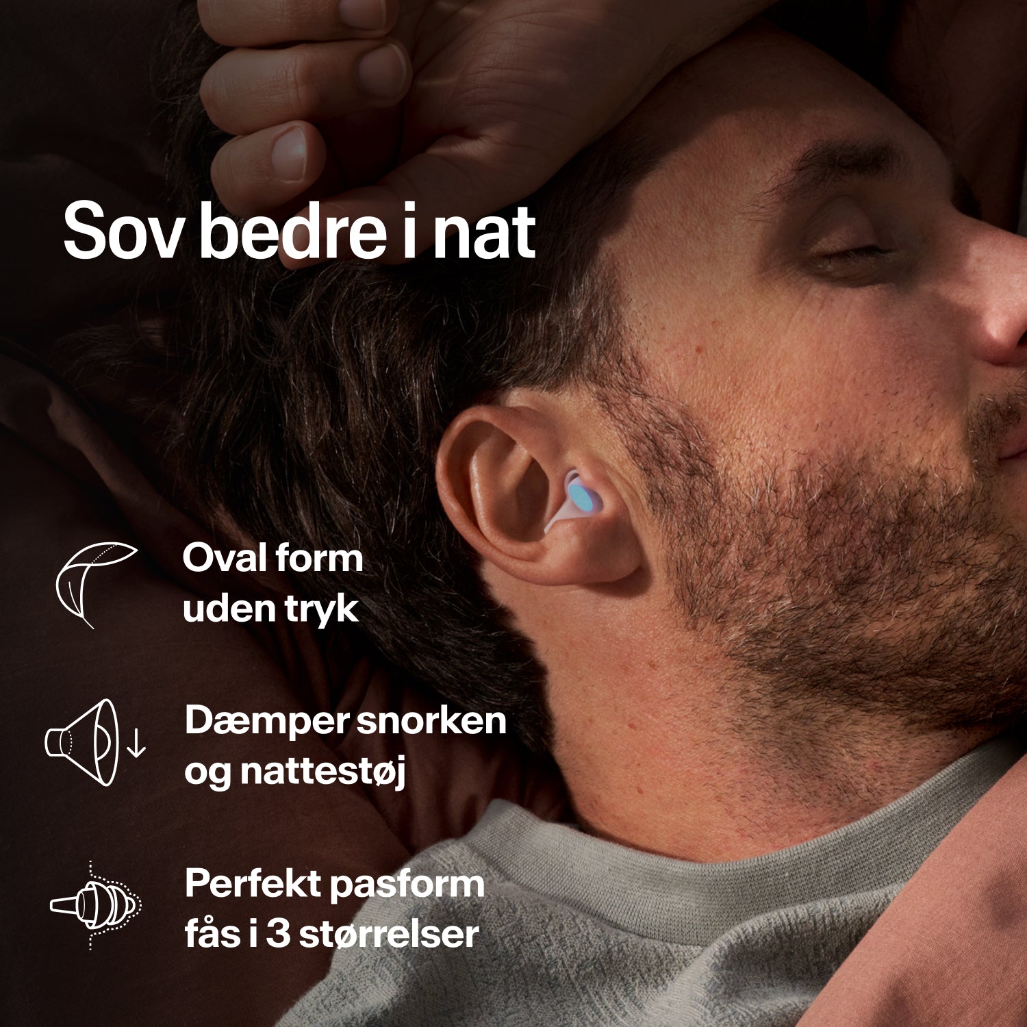 Mand sover på siden med en Alpine SleepDeep øreprop i størrelse S mod snorken og natlig støj