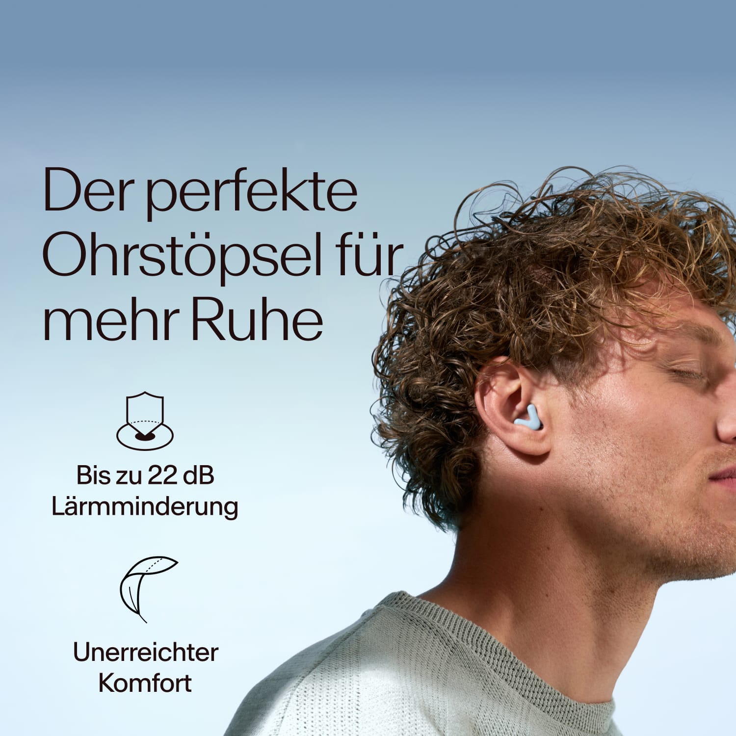 Ein Mann trägt Alpine Silence in Hellblau, mit einer Dämpfung von 22dB