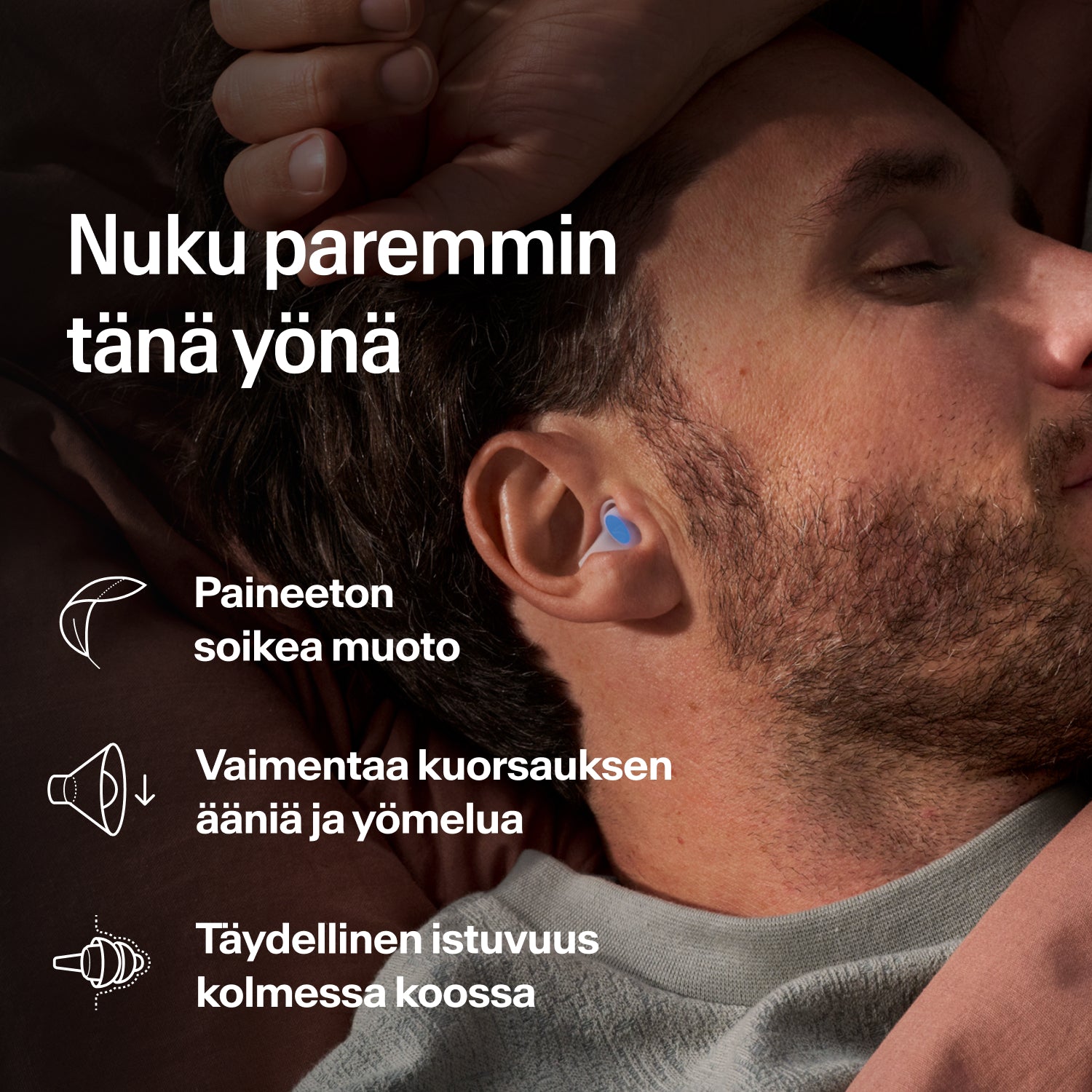 Kyljellään nukkuva mies käyttää Alpine SleepDeep -korvatulppaa, koko M, kuorsausta ja yömelua vastaan 