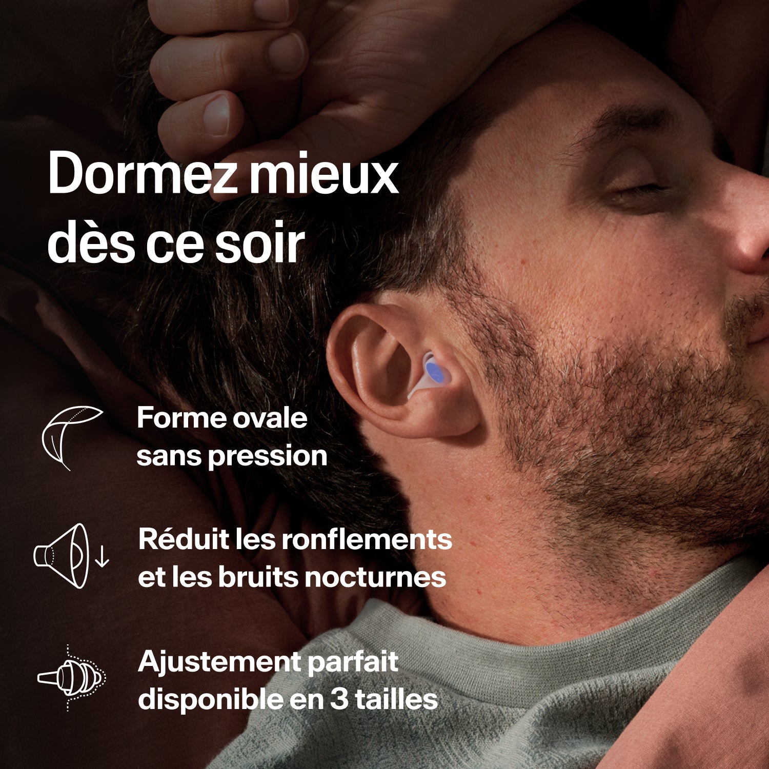 Homme endormi sur le côté portant un bouchon Alpine SleepDeep Multisize contre ronflements et bruit nocturne 