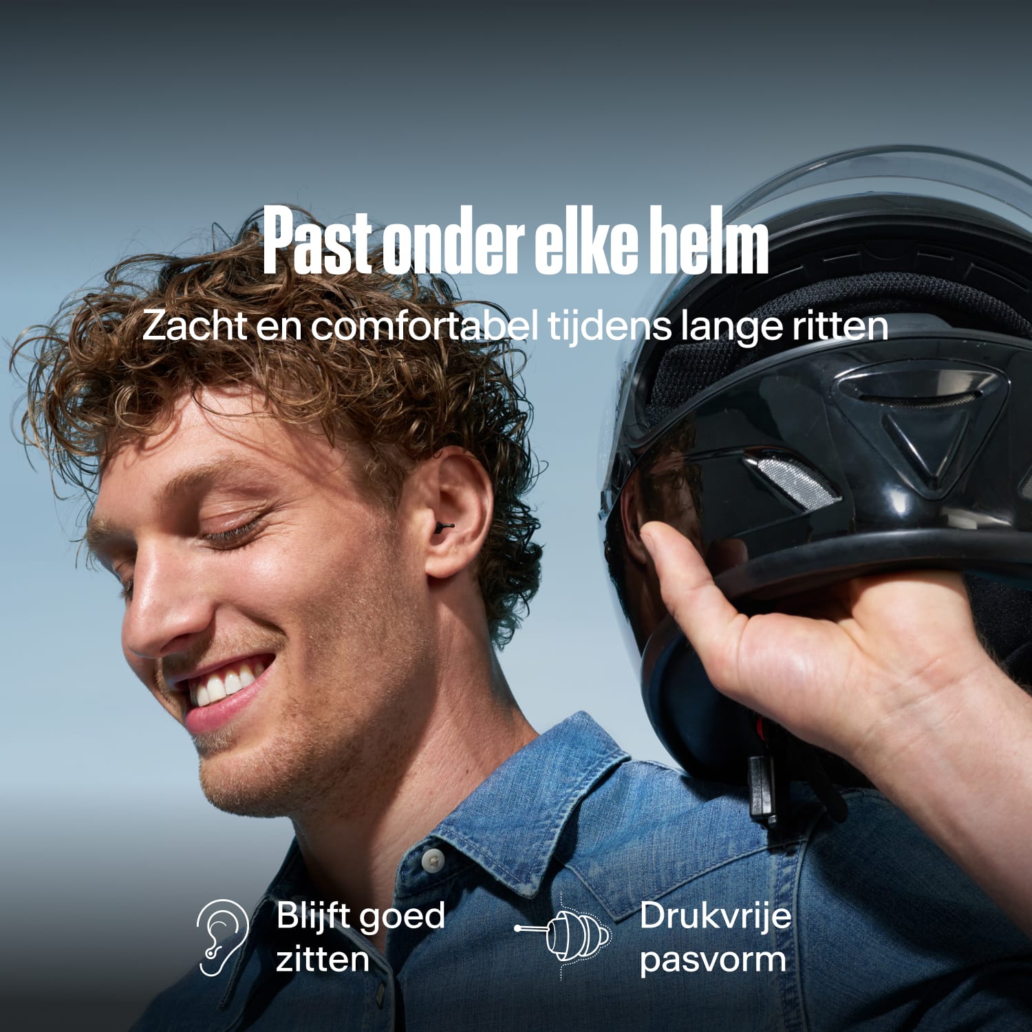 Lachende man met Alpine MotoSafe Duo oordoppen houdt een helm vast, met de tekst &