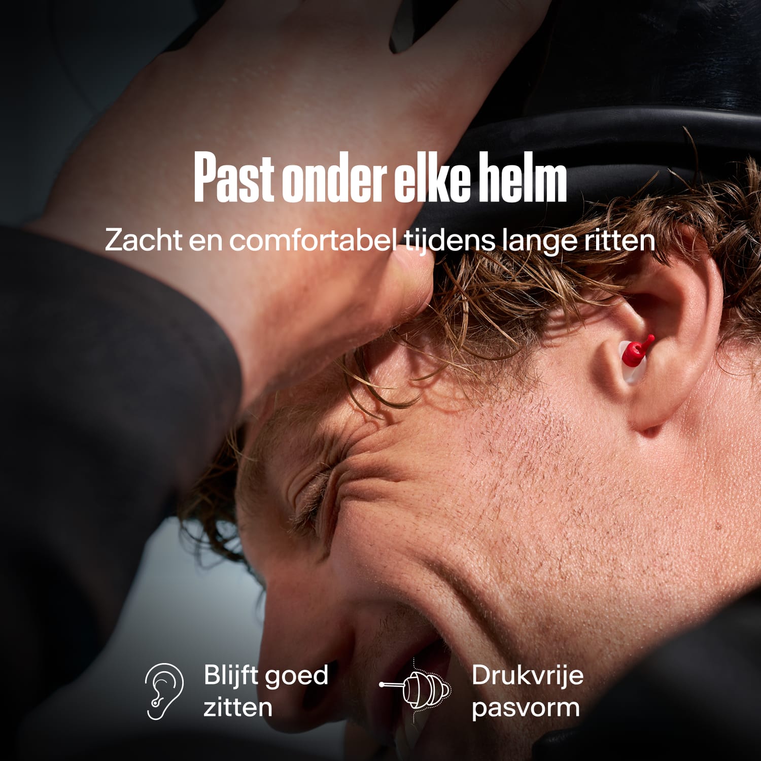 Motorrijder met een Alpine MotoSafe Sport oordop zet een helm op, met de tekst &