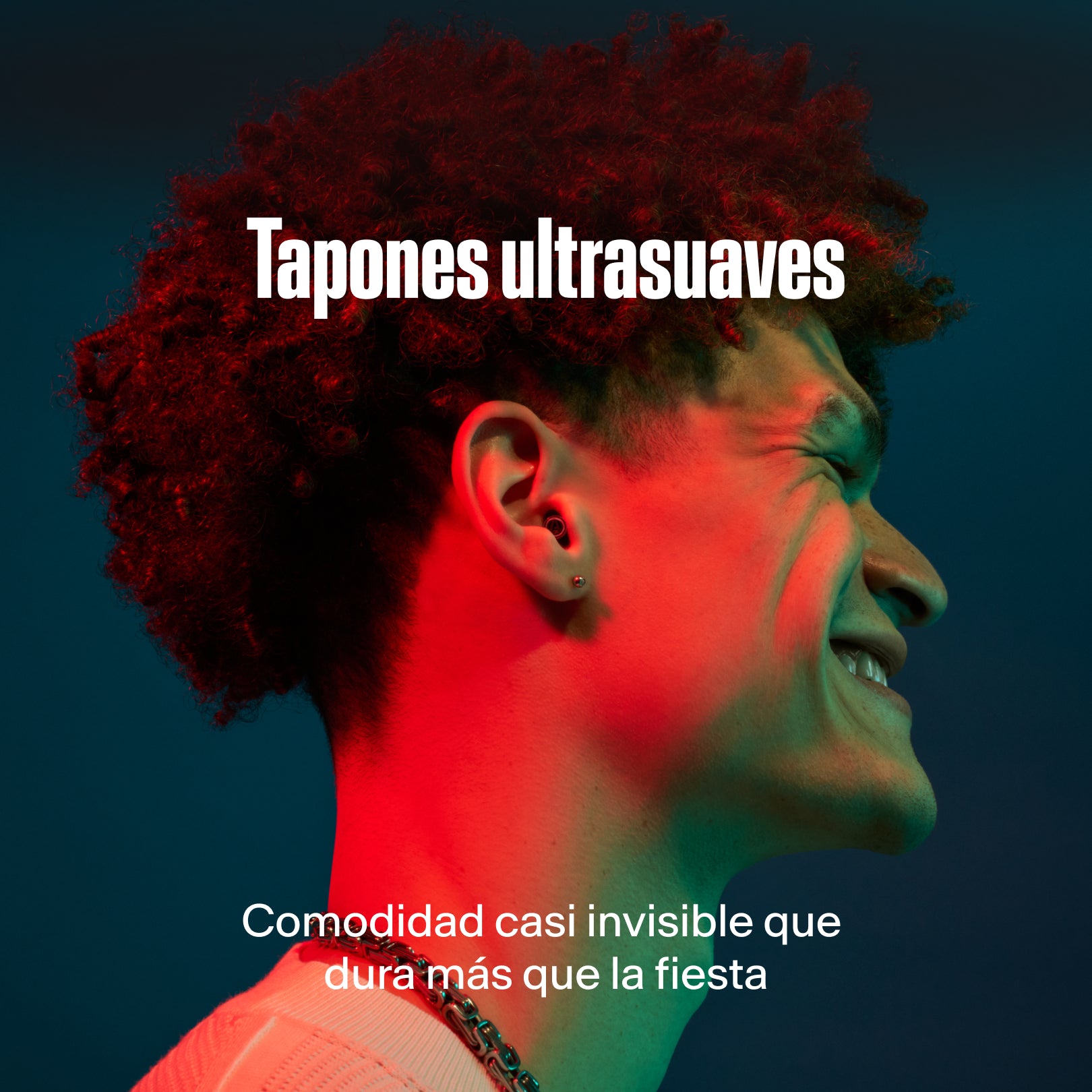 Hombre usando el tapón ultra suave de Alpine; comodidad casi invisible que dura más que la fiesta 