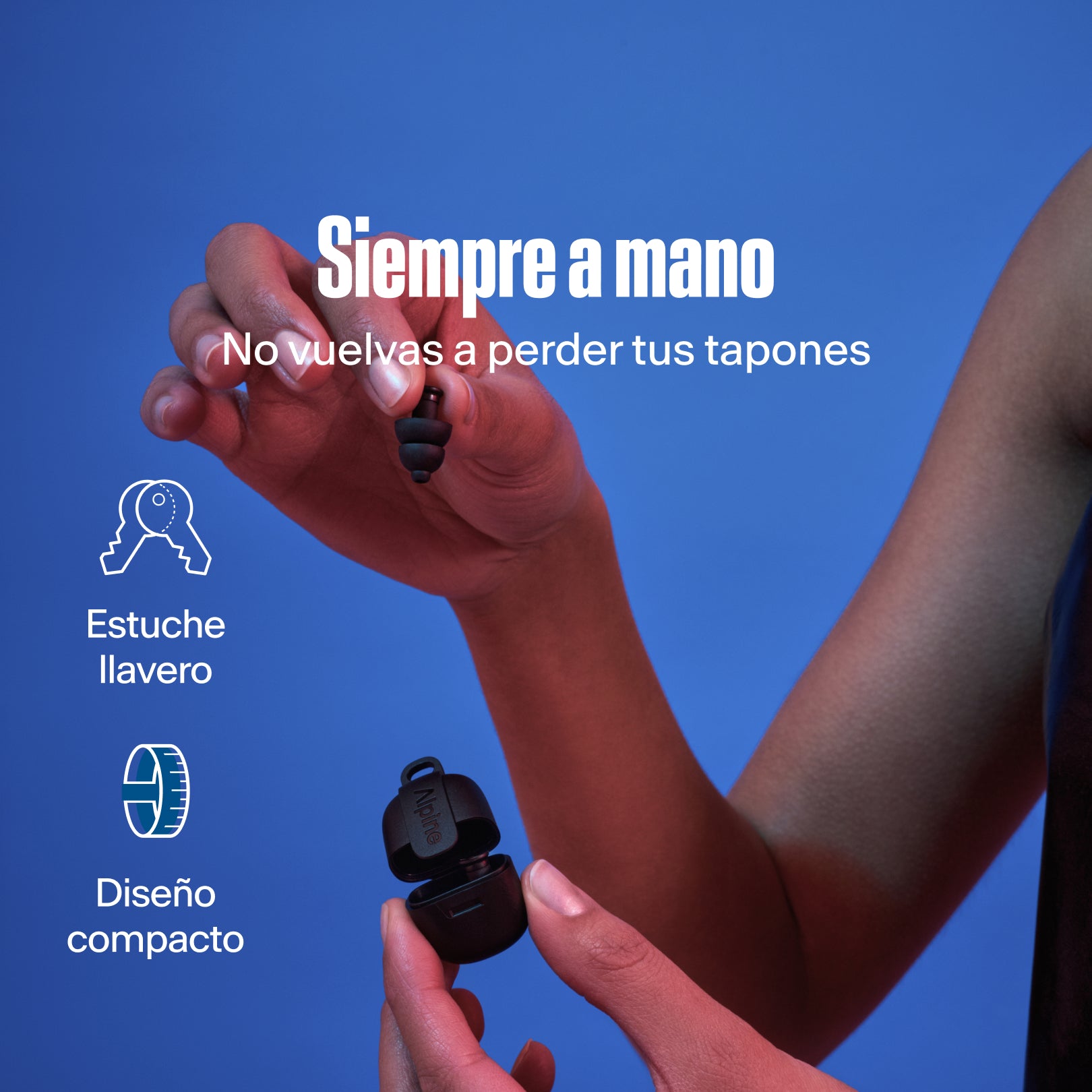 Alpine PartyPlug Pro, siempre a mano. Mano sosteniendo un tapón negro y un estuche llavero 