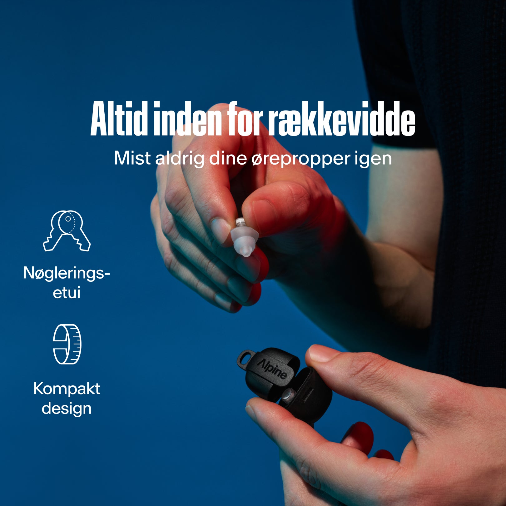 Alpine PartyPlug Pro, altid inden for rækkevidde. Hænder holder gennemsigtig øreprop og nøgleetui 