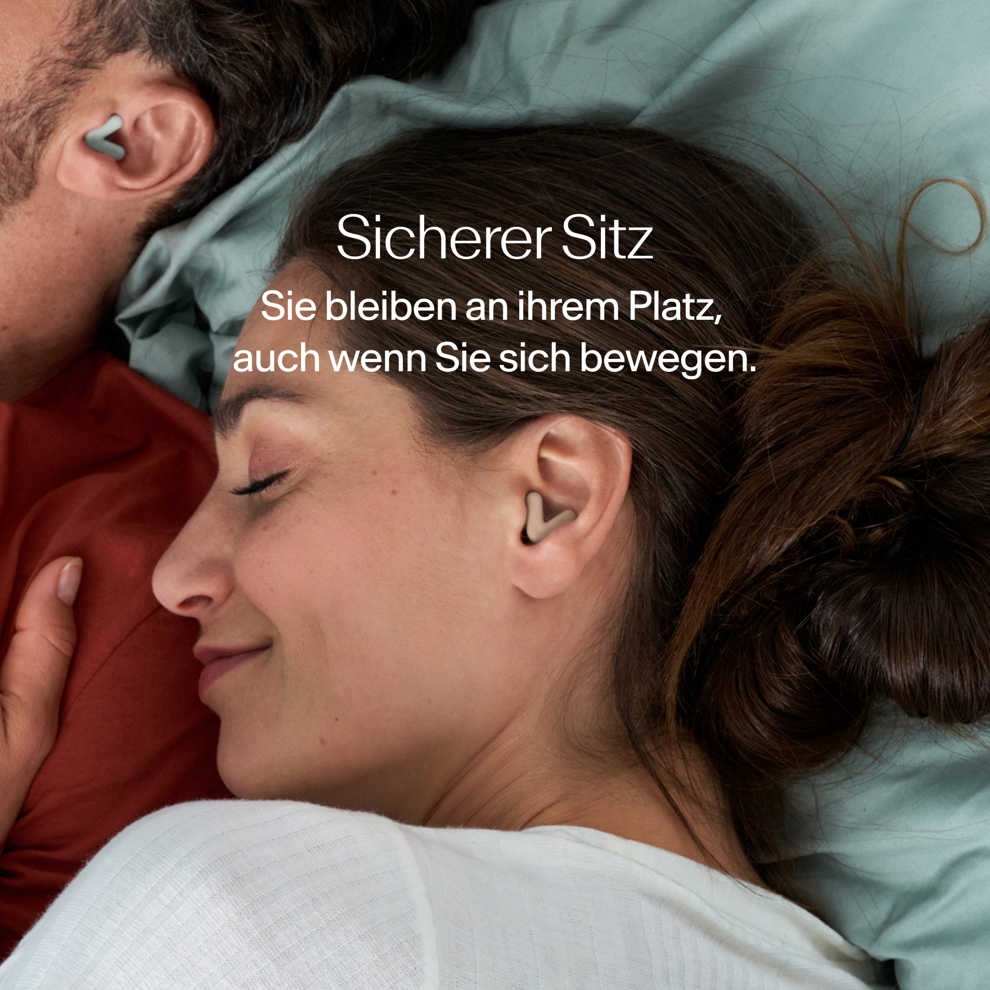Mann und Frau schlafen, tragen Alpine Silence Ohrstöpsel in Beige, die sicher an Ort und Stelle bleiben 